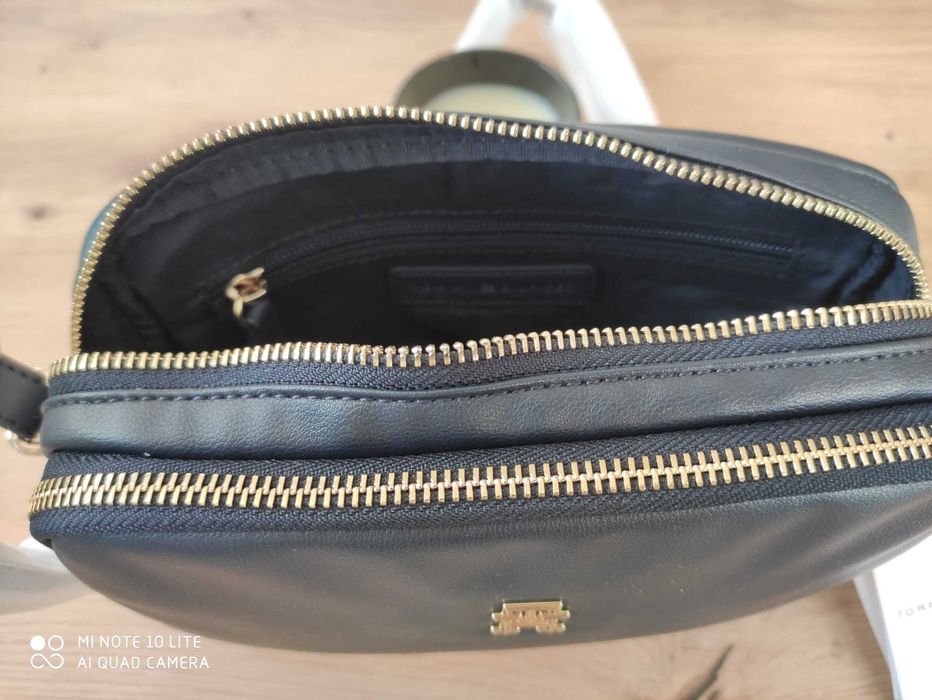 Нова чантичка Tommy Hilfiger