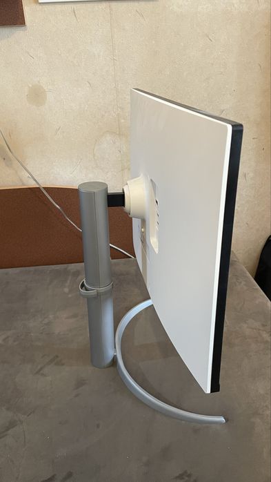 Монитор LG 27UP650 като нов