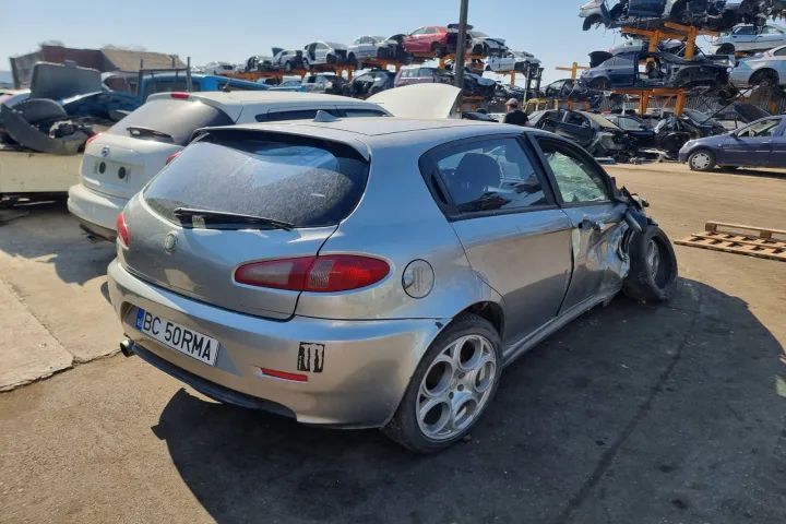 bara spate armatura spate calandru haion far stop stanga dreapta ceasuri bord plafoniera torpedou scaune fata spate bancheta usa portiera stanga dreapta  Alfa Romeo 147 facelift 2007 motor 1.9JTD 937A5000