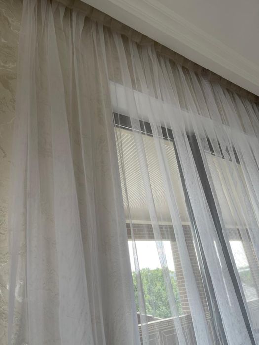 Тюль для окна у лестницы