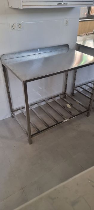 Нестандартные столы из нержавеющей стали