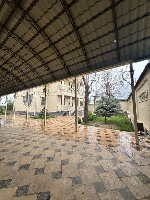 Двухэтажный дом с навесом