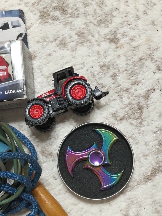 Игрушки разные целые