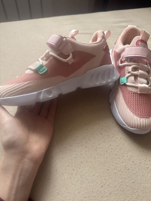 Кроссовки женские