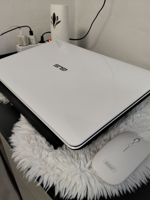 Vând Leptop asus i3