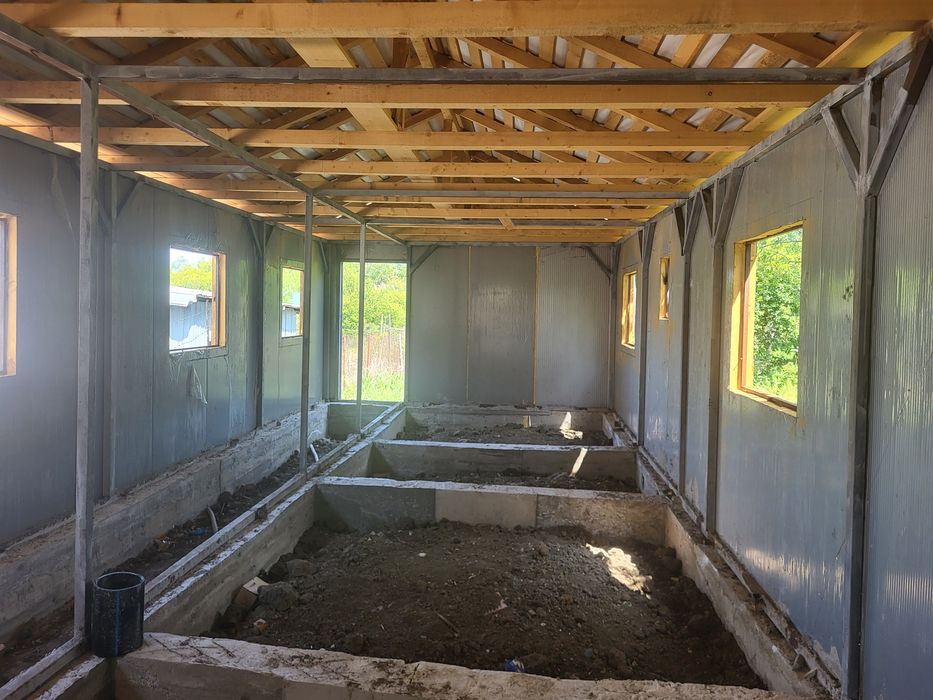 Vand casa pe structura metalică + teren ingust (800mp2)