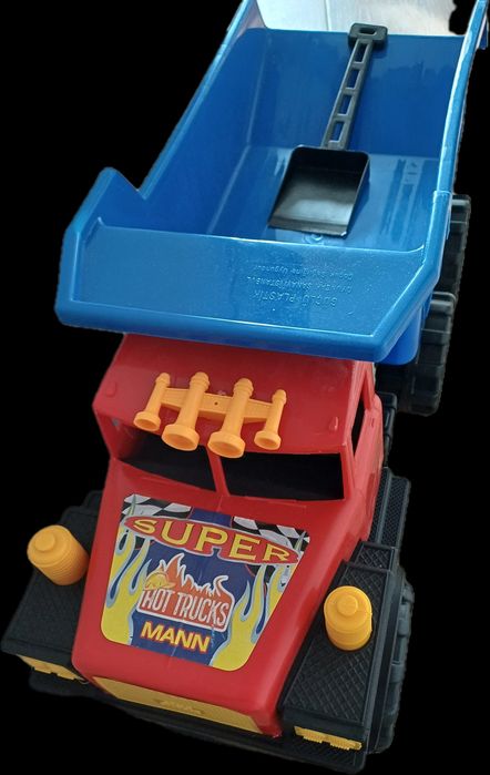 Камион-самосвал с лопатка за пясък