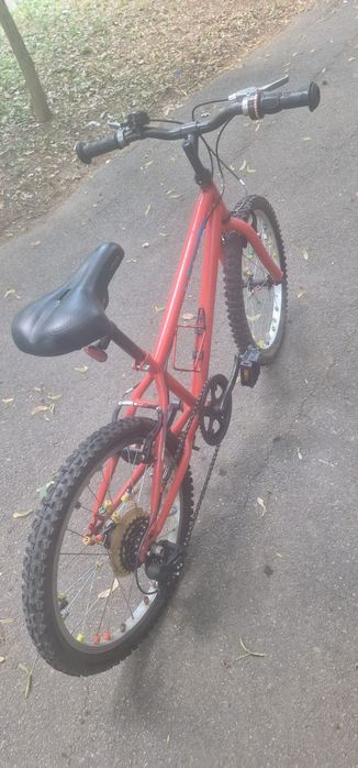 Bicicletă Venture 24 Inch - 18 Viteze, Cadru Roșu, Echipare Shimano