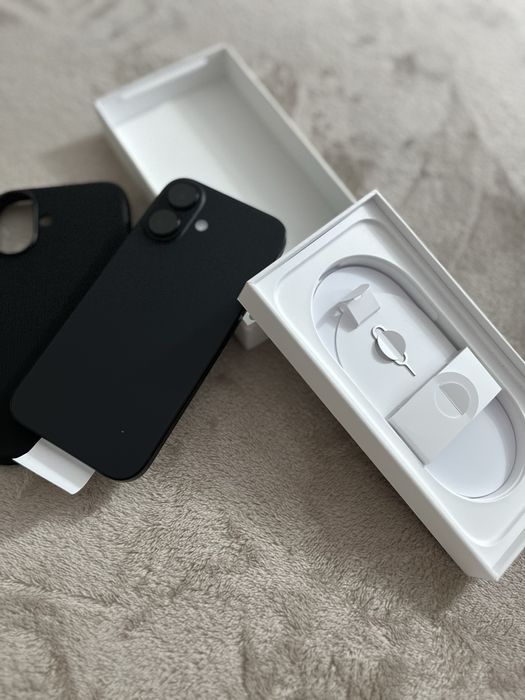 Iphone 16 Black 128 GB, 6 cicluri incarcare , are husa si folie