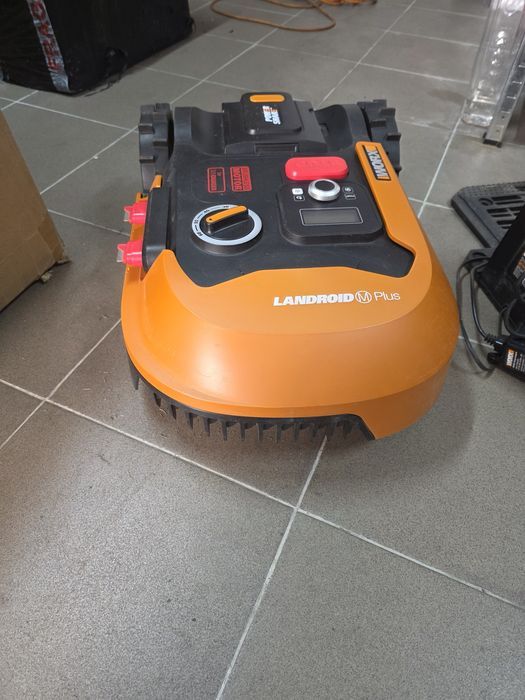 Robot de tuns iarba WORX Landroid PLUS WR165E pentru grădini de până la 500 m²