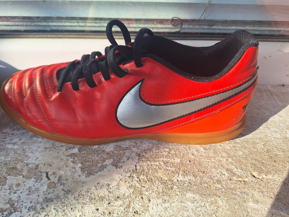 Продавам футболни обувки за зала