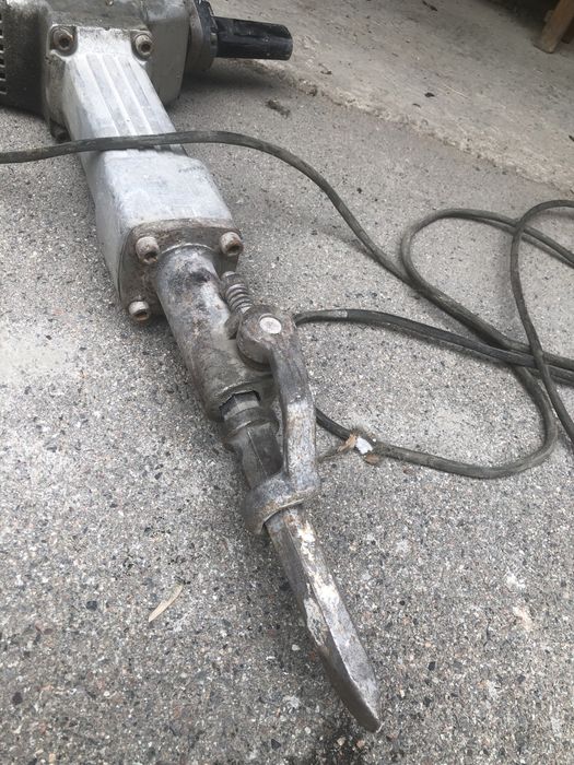 Отбойный молоток Makita HM1800