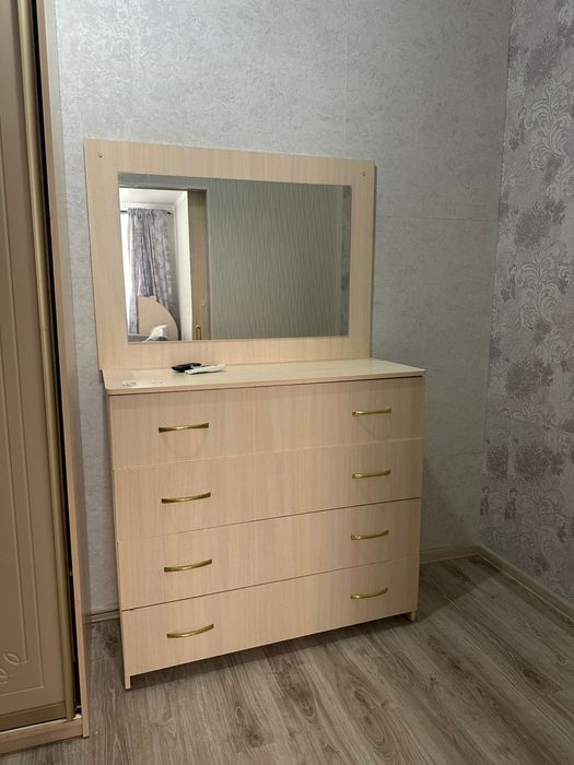 Продаётся комод с зеркалом