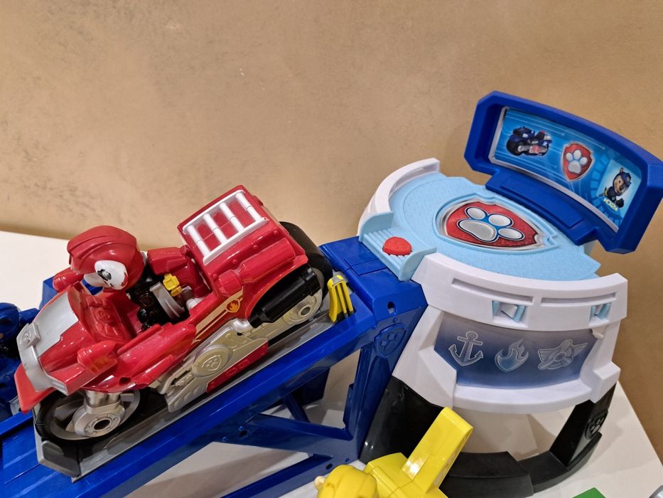 База на Paw patrol с кученцата на мотори