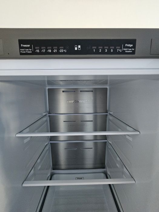 Хладилник с фризер Samsung