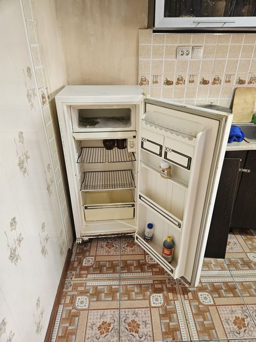 Продаётся холодильник бирюса рабочий всё родной работает отлично