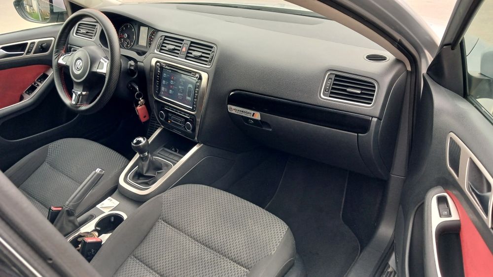 SUPERB Vw Jetta 1.6 Tdi Bluemotion**2012**Euro 5**DEOSEBIT**Fara rugina**Stare IMPECABILA** Nr rosii valabile**