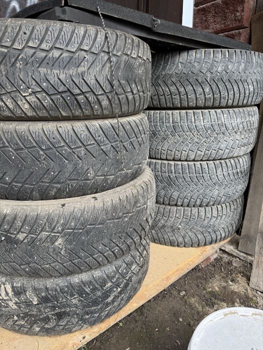 Продам шины два комплекта на хайлюкм