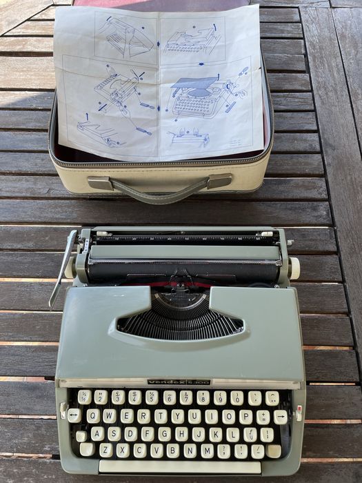 Mașină de scris portabilă (Retro) Vendex S300 (produsă în anii '70)