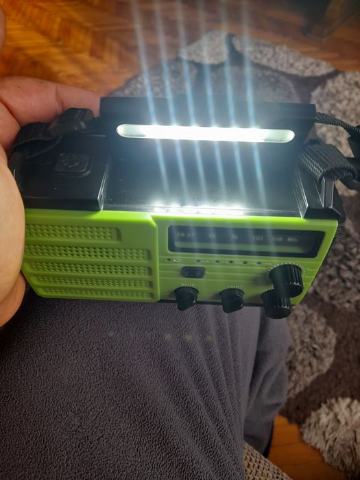 Vind radio portabil și la curent solar si cu dinam nou