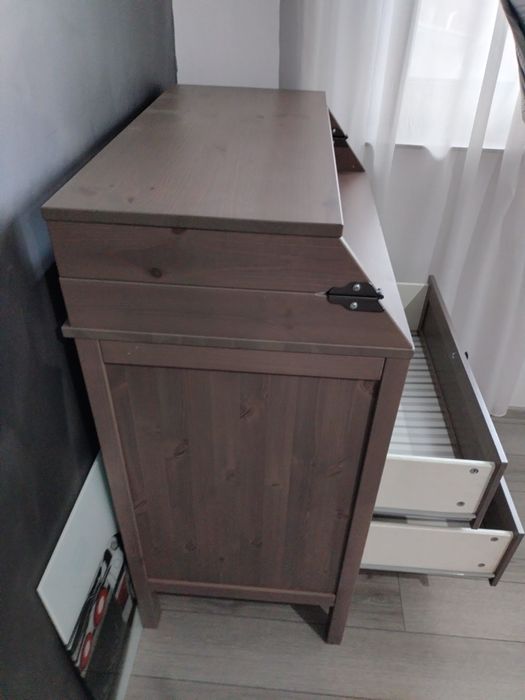 Dulap și masa înfășat din lemn Ikea