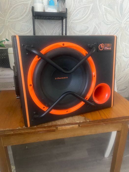 Сабвуфер состояние почти новое