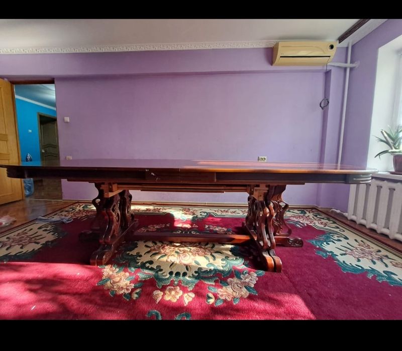 Стол со стульями