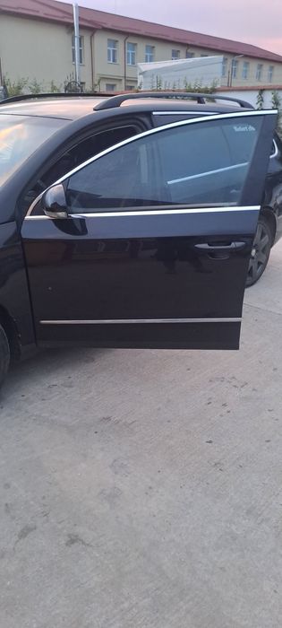 Vand usa stânga fata vw Passat B6 an 2010 break cod culoare LC9X in stare foarte buna fara rugina
