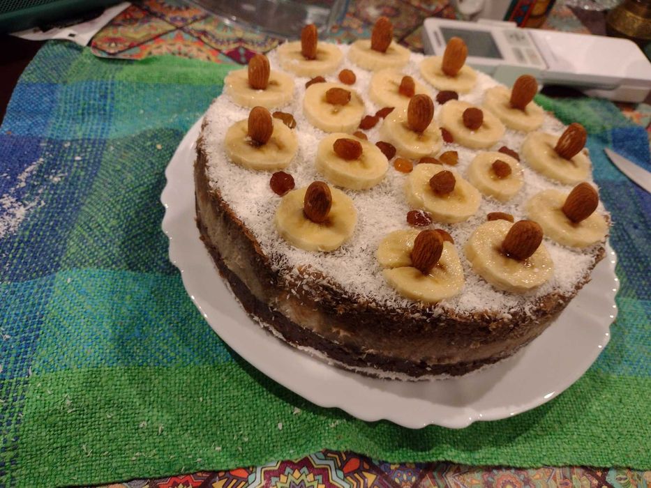 Приемам поръчки и приготвям здравословни и вкусни торти и веган храни