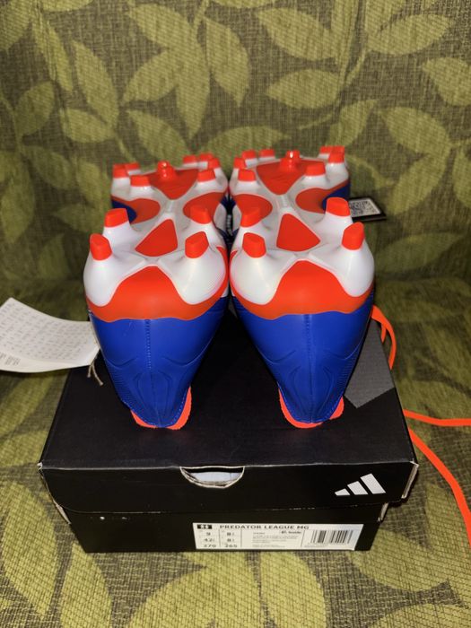 Нови футболни обувки Adidas Predator league  MG