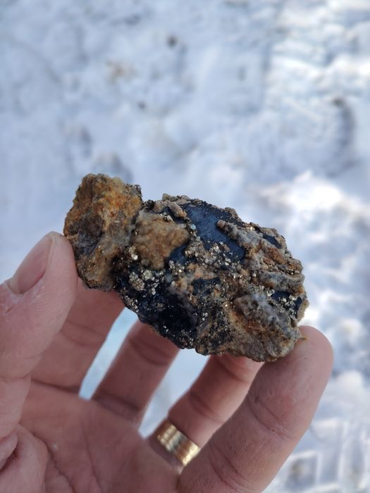 Flori de mina vivianit cu cuarț și pirită.