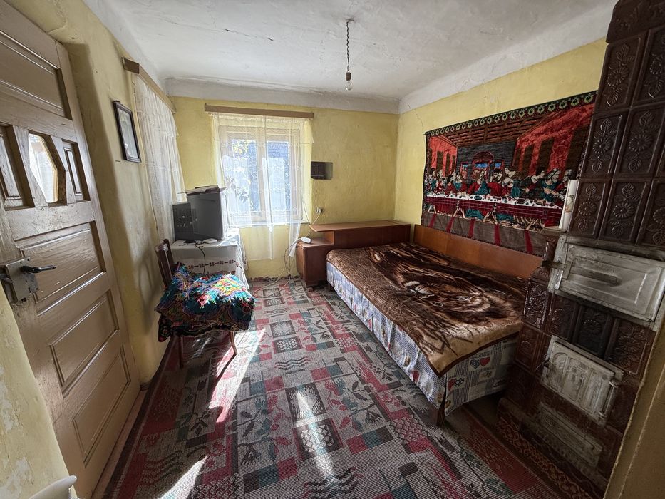 Vand casa din caramida cu 4 camere si garaj / Teren 900mp