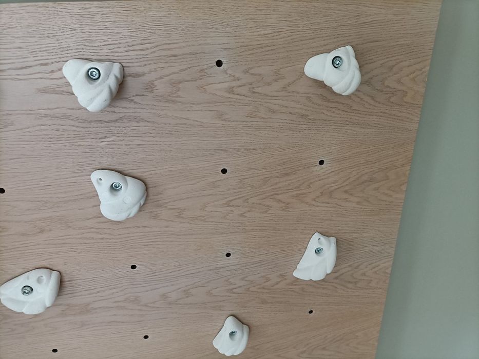 Детска стена за катерене