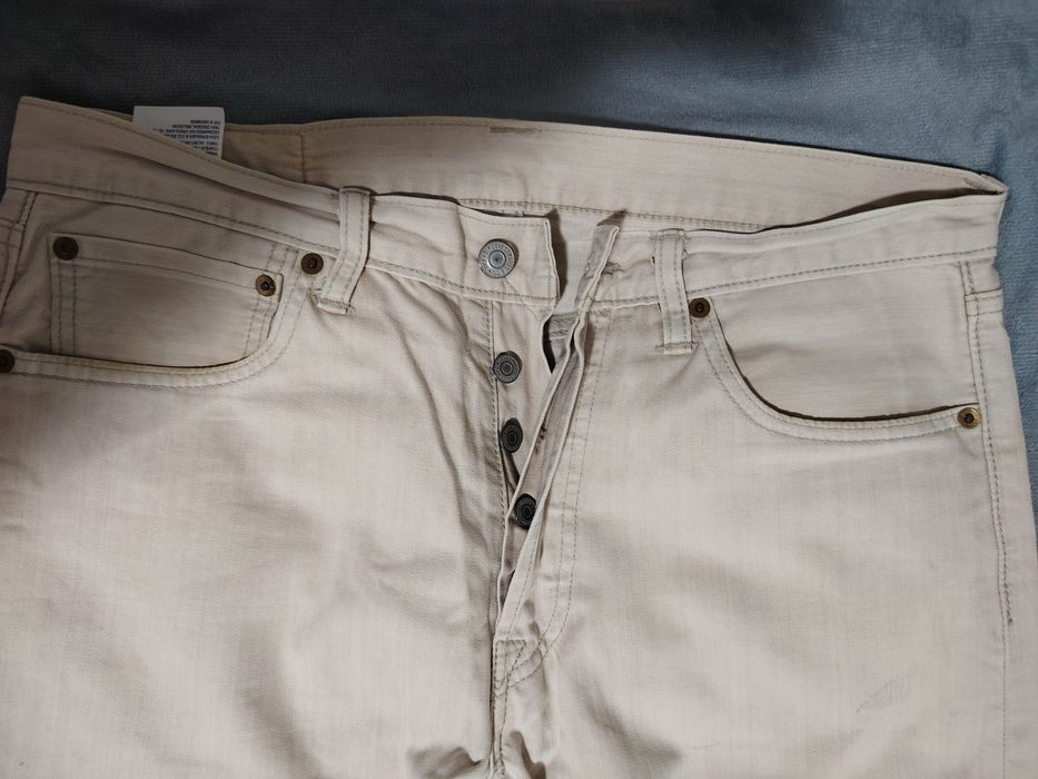 Фирменные дженсы Levi's.