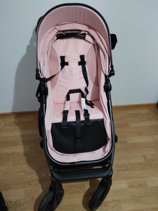 Căruț roz fetiță. Folosit dar impecabil