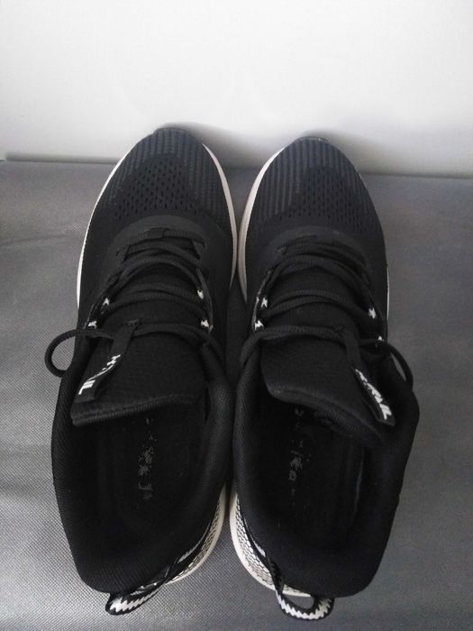 ПРОДАМ СРОЧНО кроссовки. Стильные, Under Armour, р42/43 (28см), США бу
