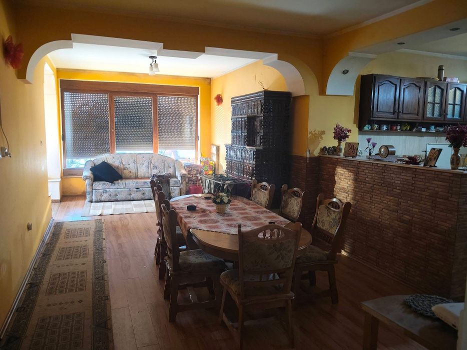 Casă solidă din cărămidă, 3 camere, curte mare, garaj și livadă