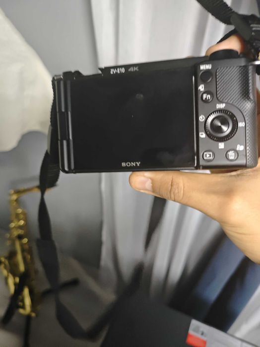 Vând aparat foto Sony ZV-E10 cu obiectiv preț negociabil