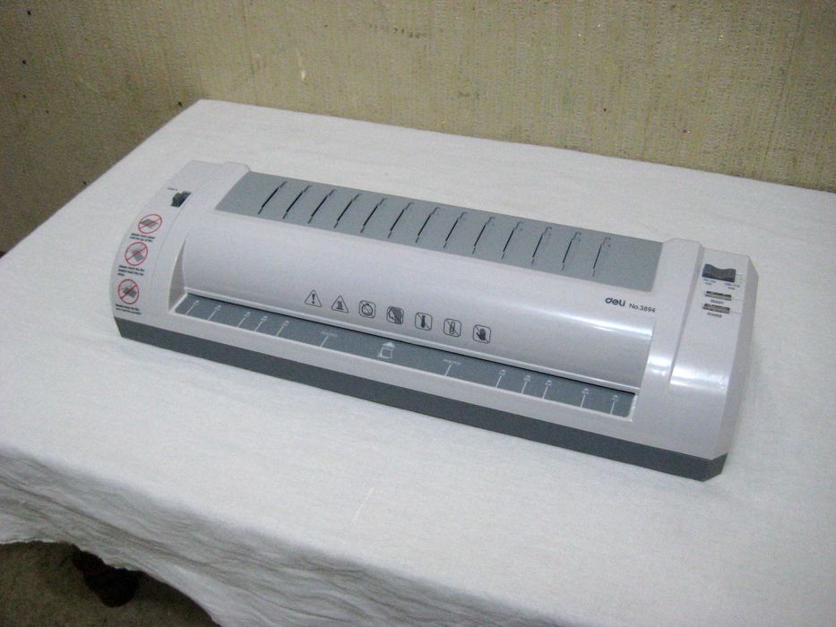 Ламинатор Deli А4 оригинал идеальном рабочим почти новым состоянии!