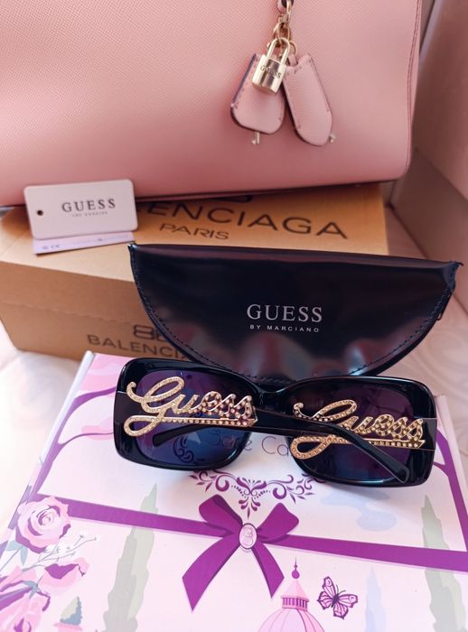 Ефектни слънчеви очила Guess с камъни