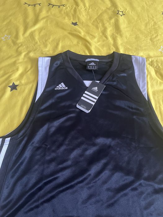 Maieu adidas nou, cu eticheta