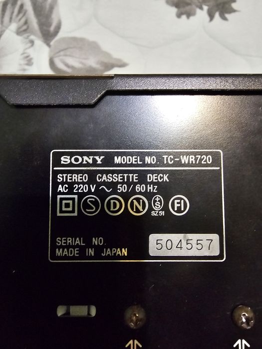 Продавам качествен дек Sony