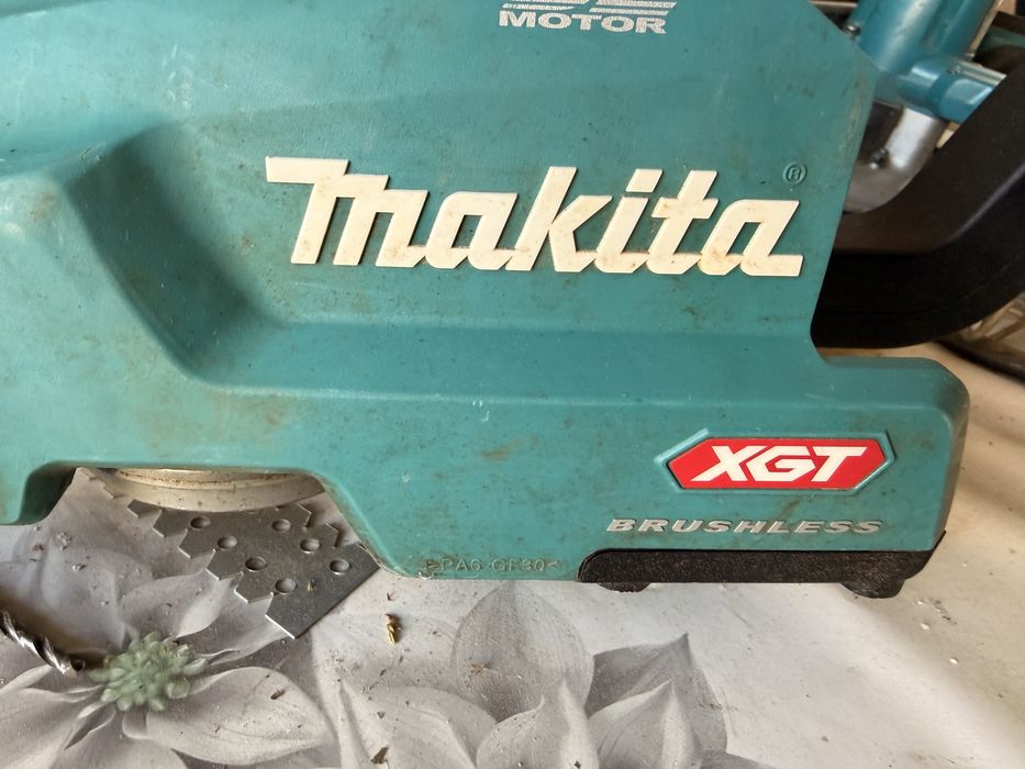 sau Facebook Marketplace:  Makita UH014G XGT 40V – Foarfecă gard viu 750 mm + baterie BL4040F NOUĂ + încărcător DC40RA NOU