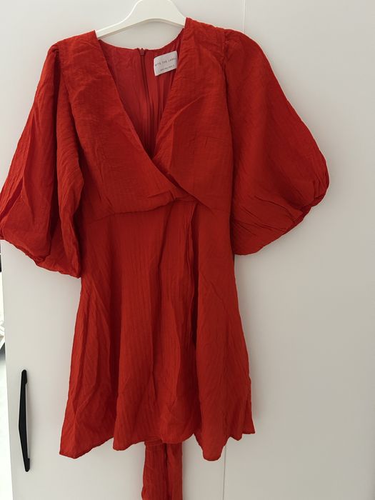 Къса рокля с буфан ръкави