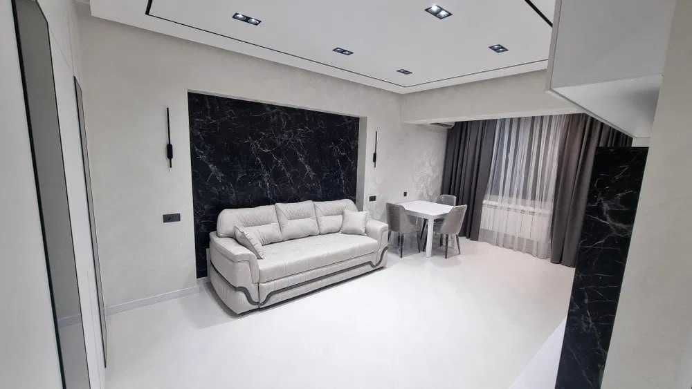 Срочно сдам 2/2/4 кв на Максим Горьком ор КФС H5