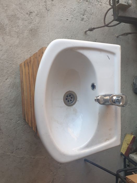 Продам тумбу с раковиной.