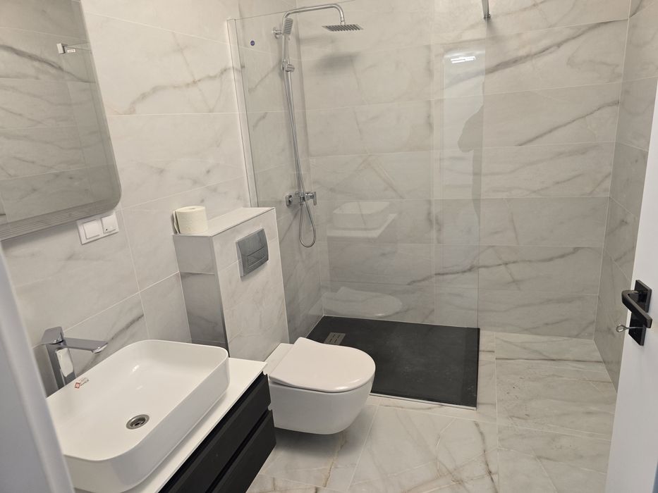 De închiriat – Apartament modern cu 3 camere | Terasă 10 mp | Garaj su