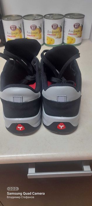 Работни обувки с метални бомбета, и метална подметка.