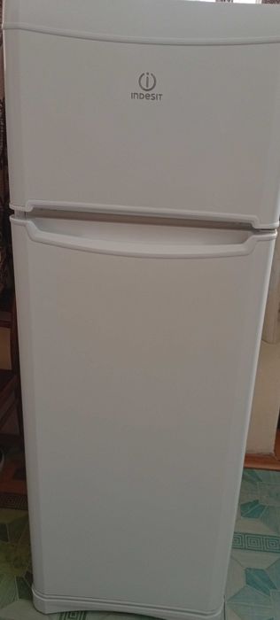 Продам холодильник indesit