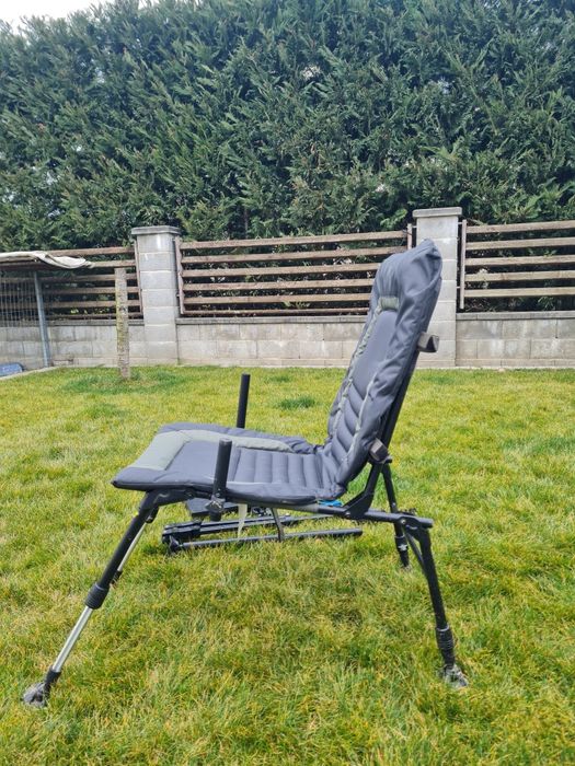 Vând scaun pentru pescuitul la feeder cu tot cu accesorii.